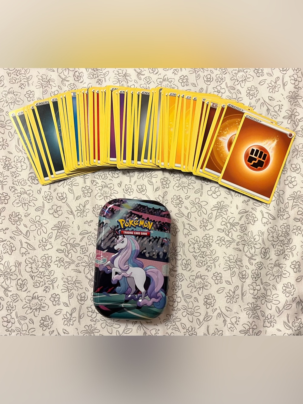 Pokémon Metal tin with Energy Cards!